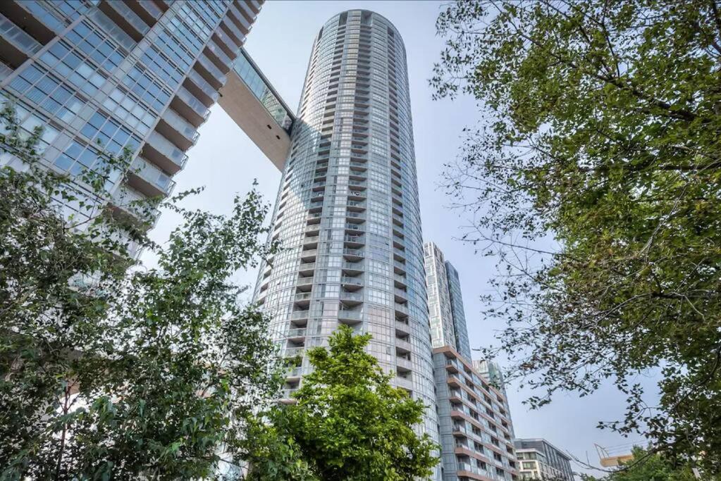 Lush Condo By Cntower - Free Parking Toronto Bagian luar foto