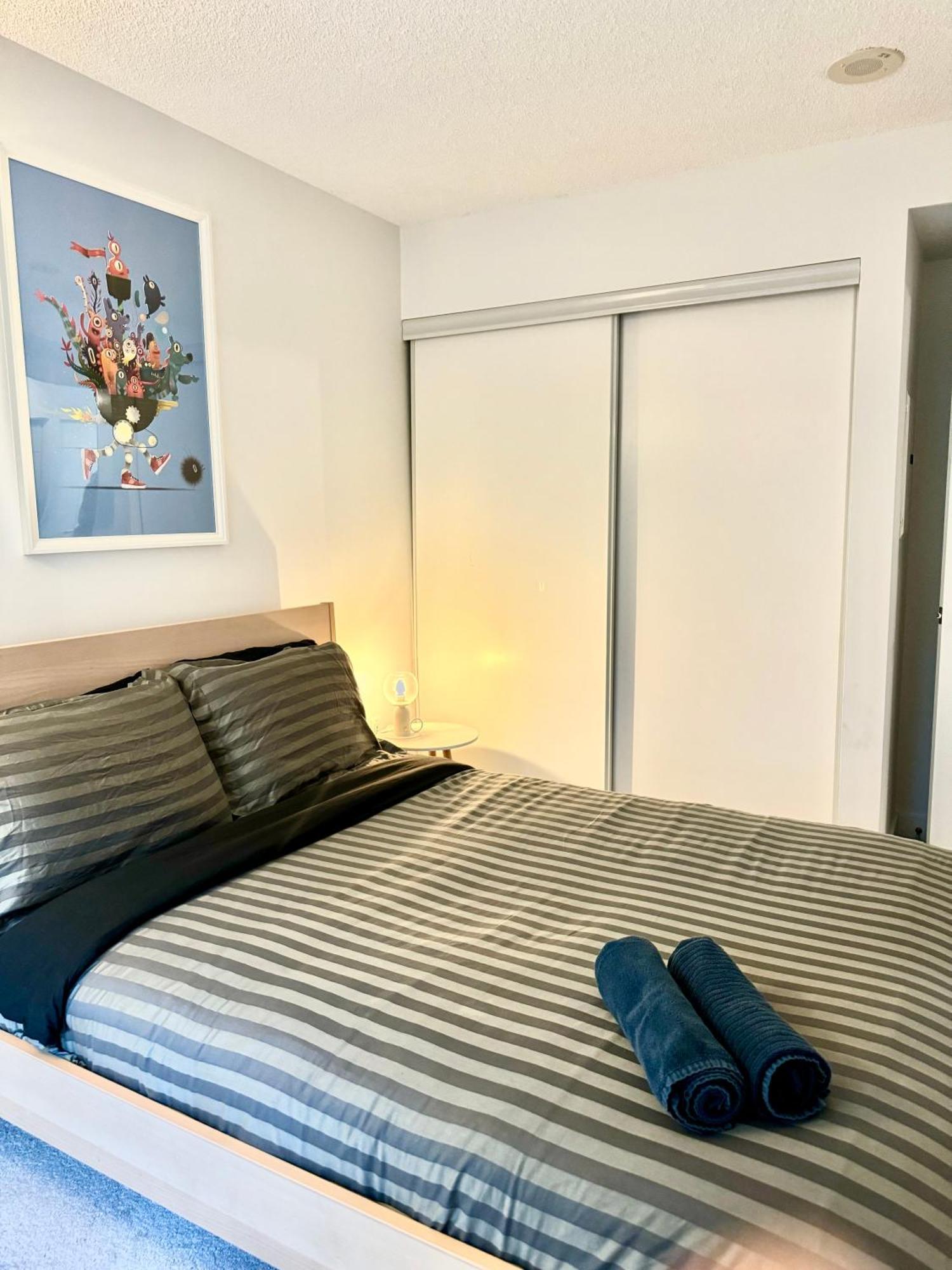 Lush Condo By Cntower - Free Parking Toronto Bagian luar foto