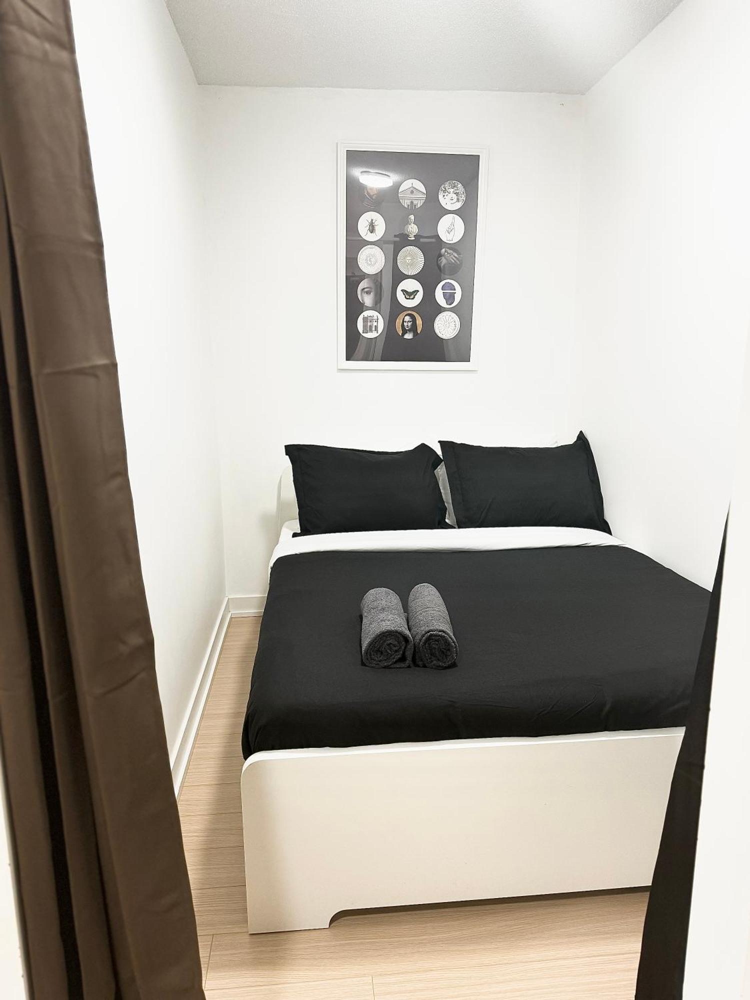 Lush Condo By Cntower - Free Parking Toronto Bagian luar foto